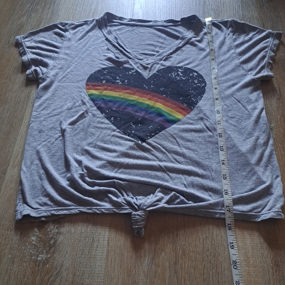 Flowers by Zoe Gray Rainbow Heart V-neck Distressed Shortsleeve Crop Top XL - Picture 3 of 10